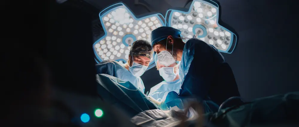 Équipe chirurgica al lavoro in sala operatoria